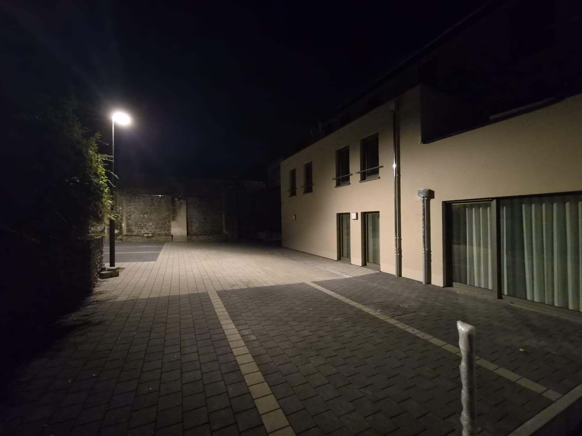 Nachts beleuchteter Innenhof des Gebäudes