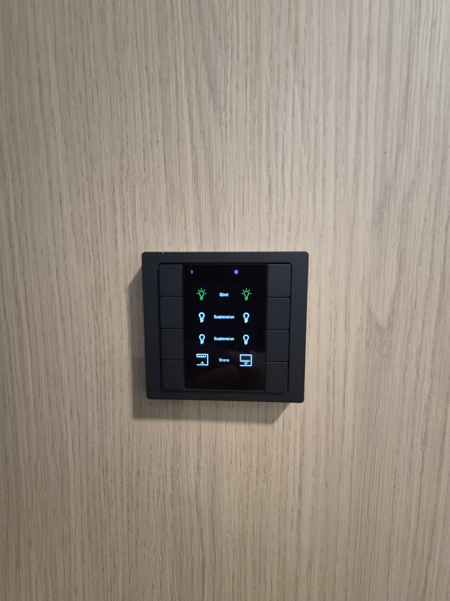 KNX-Taster mit Display an einer Holzwand