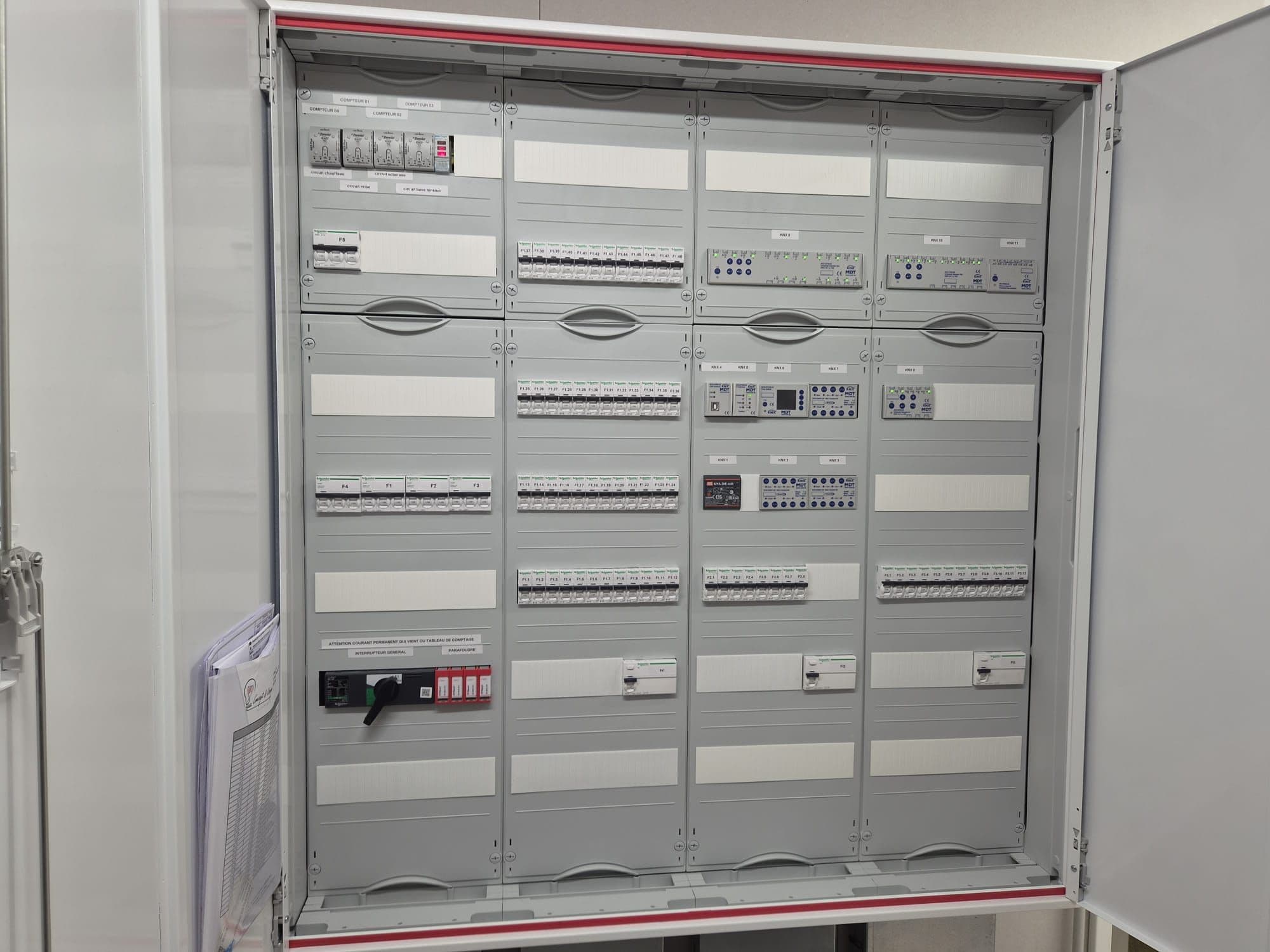Geöffneter, sauber verdrahteter Schaltschrank