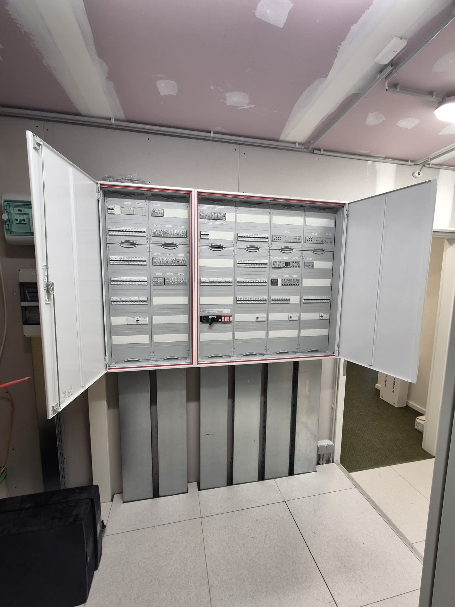 Schaltschränke in einem Technikraum